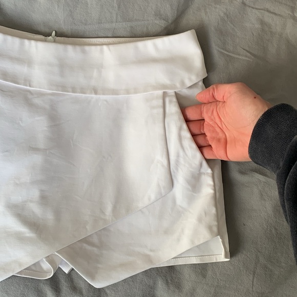 Aritzia Talula White Berklee Skort Shorts Size 2 - Picture 7 of 9